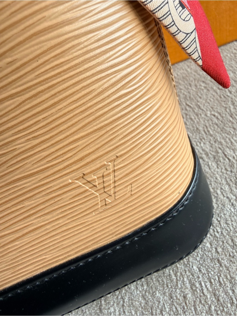 Louis Vuitton Limited Edition Epi Tricolor Alma BB with Scarf and Bag Charm Set - Picture 11 of 15